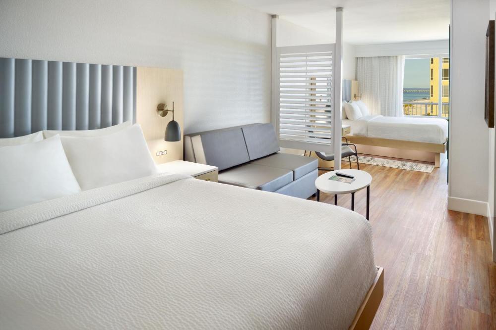 Queen Studio with Balcony - Pool View interior